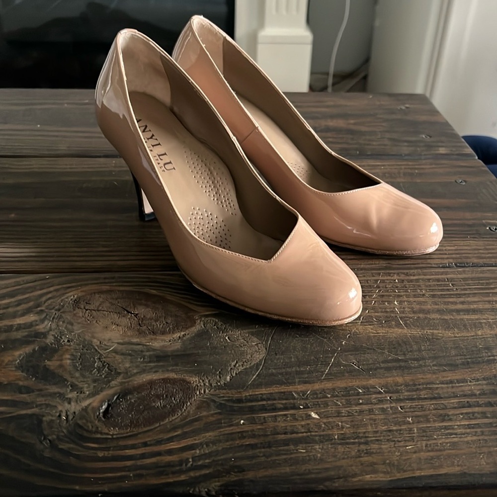 Anyi Lu Tan Heels Classic Slip-On Design